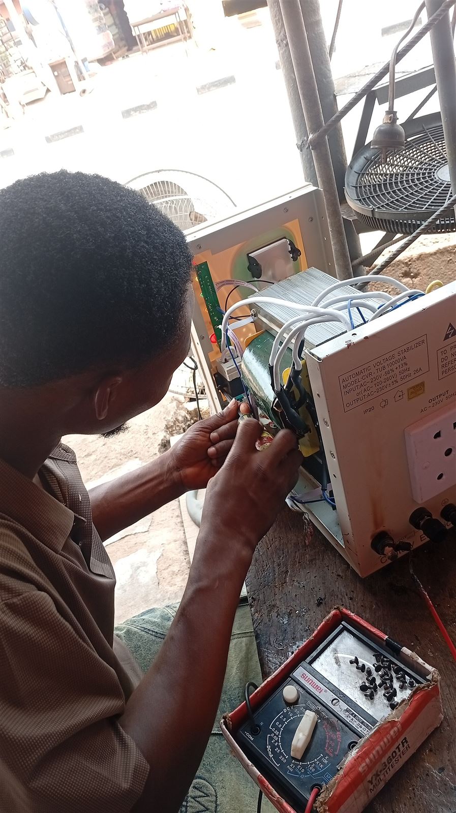 Técnico revisando la electrónica de un aparato